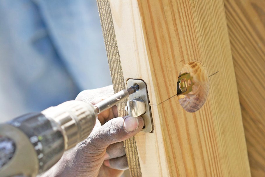 Установщик металлических дверей