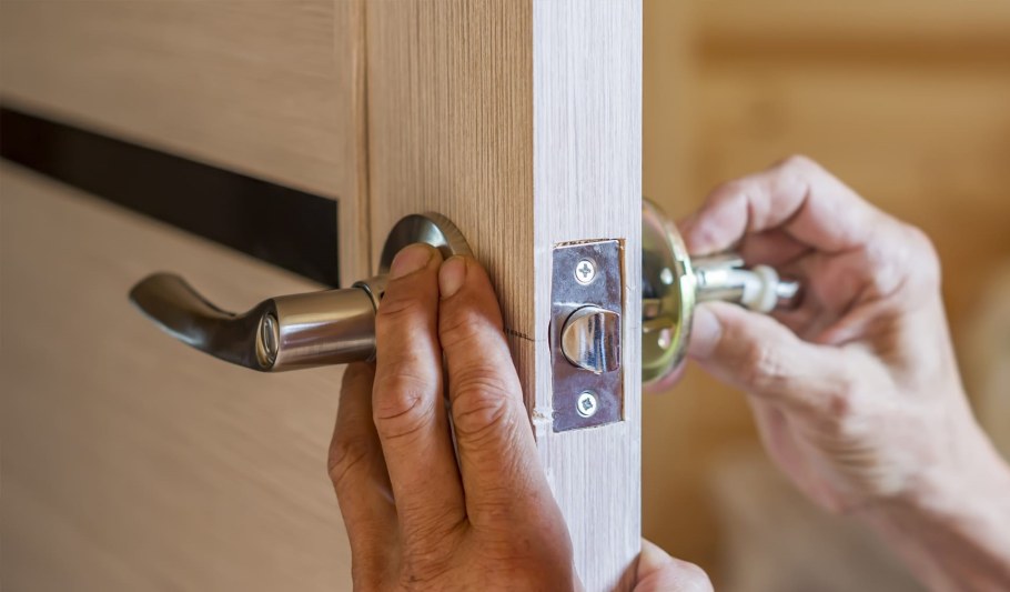 Врезка замков в железную дверь