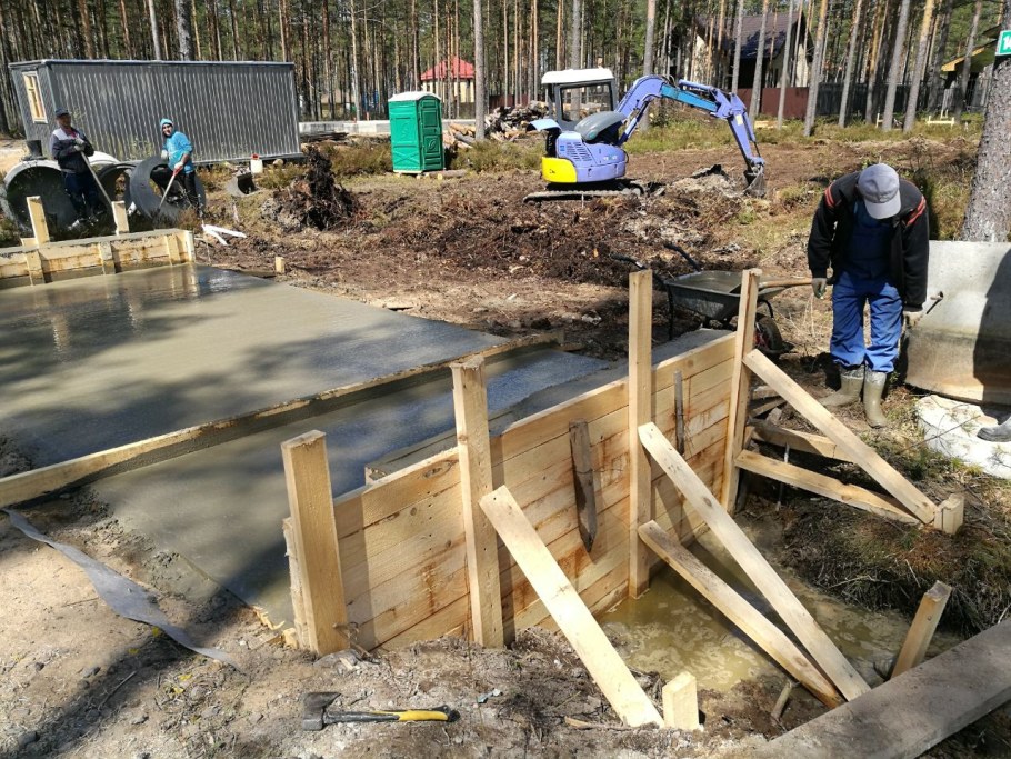 Деревянный заезд на участок