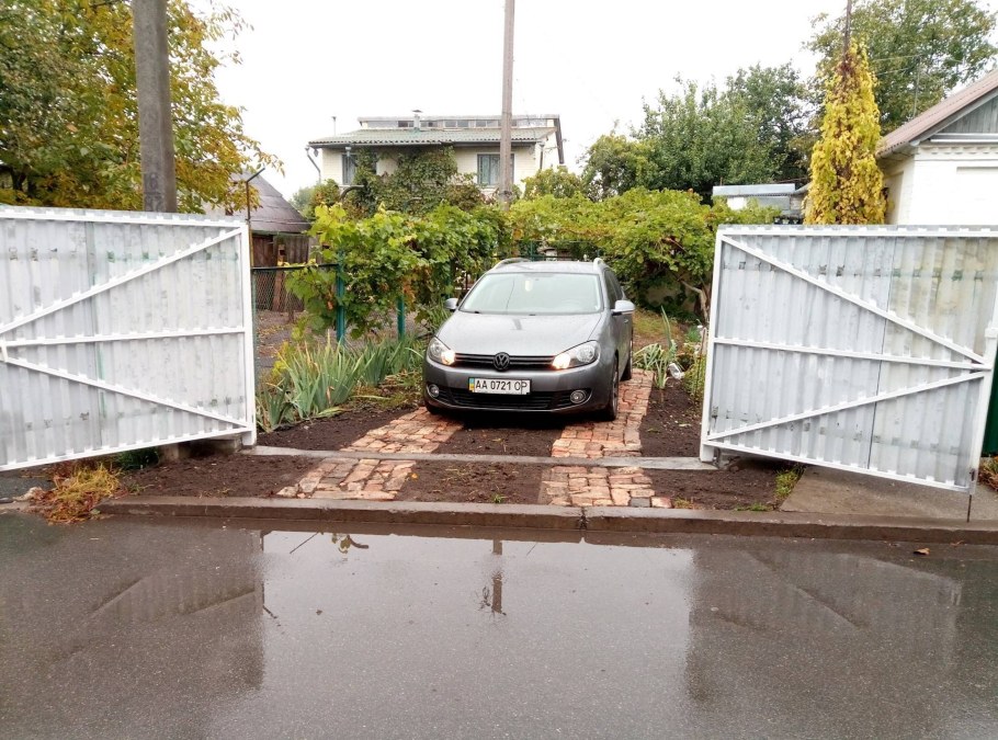 Заезд для машины на даче