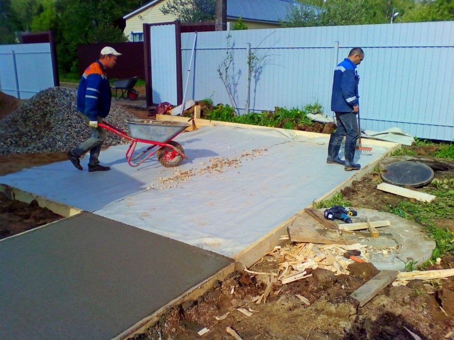 Бетонная площадка перед гаражом