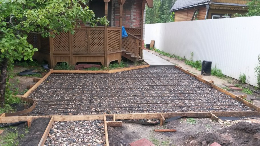 Заезд для машины на даче