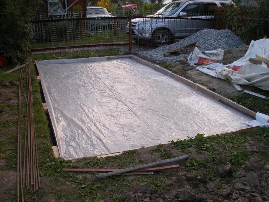 Деревянный настил через канаву