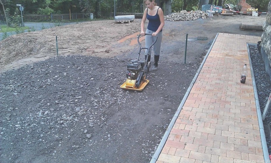 Бетонный мостик через канаву