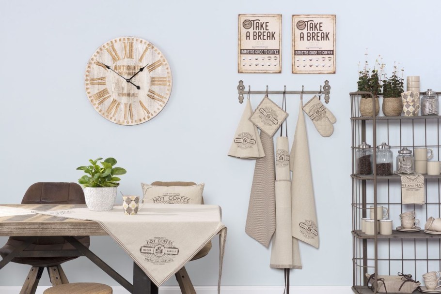 Тарелки настенные бело синие в интерьере