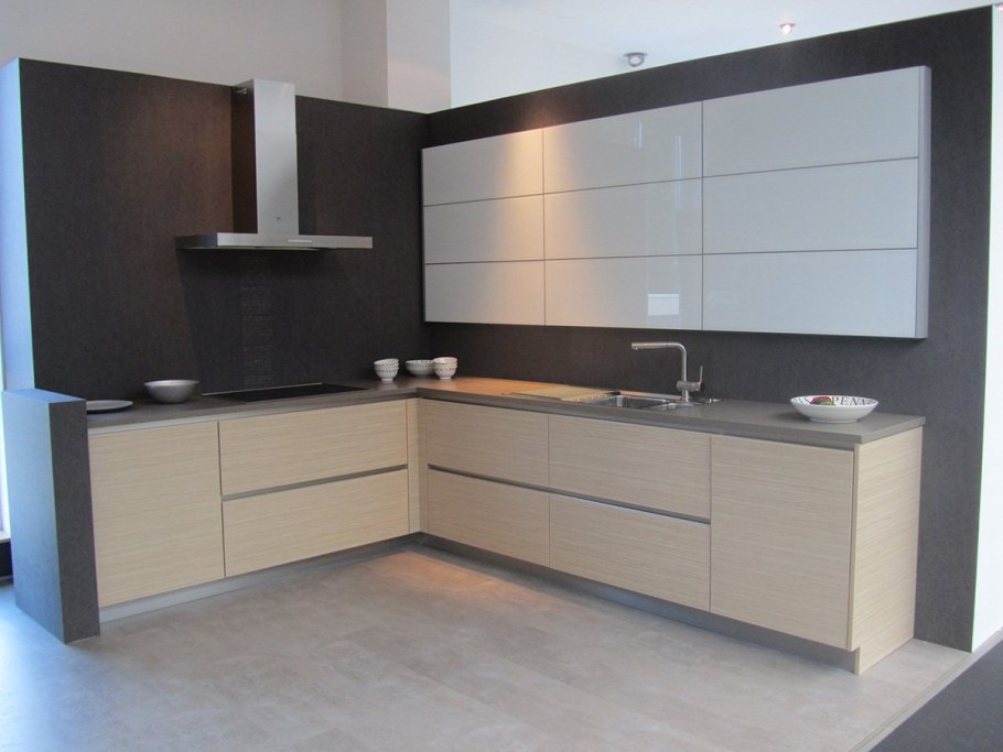 Кухонный гарнитур без навесных шкафов