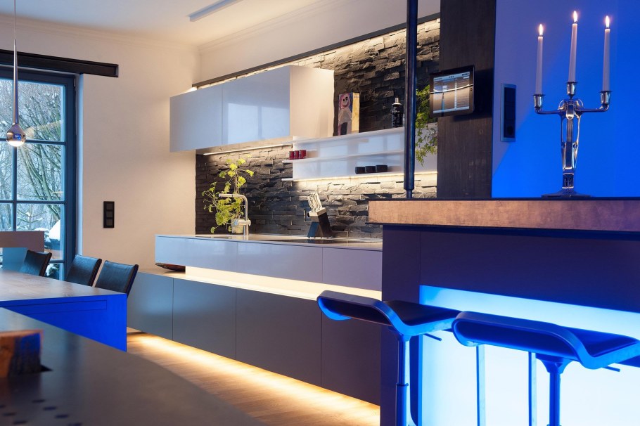 Парящая кухня с подсветкой