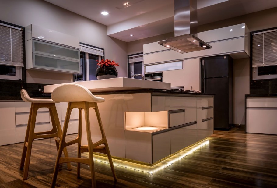 Подиум на кухне с подсветкой