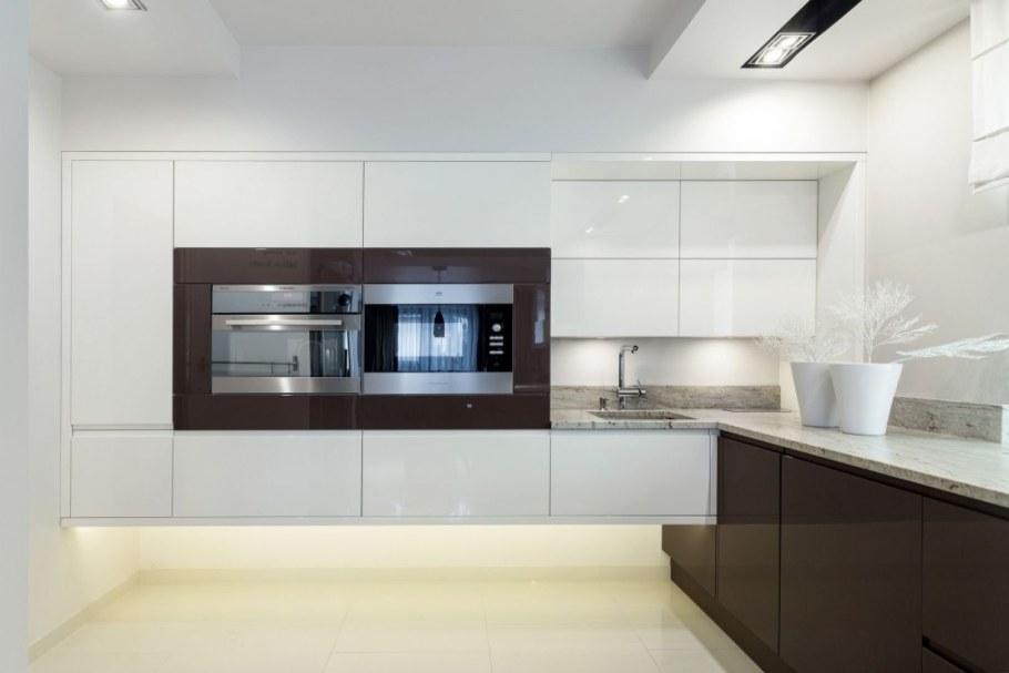 Кухня с подвесными нижними шкафами