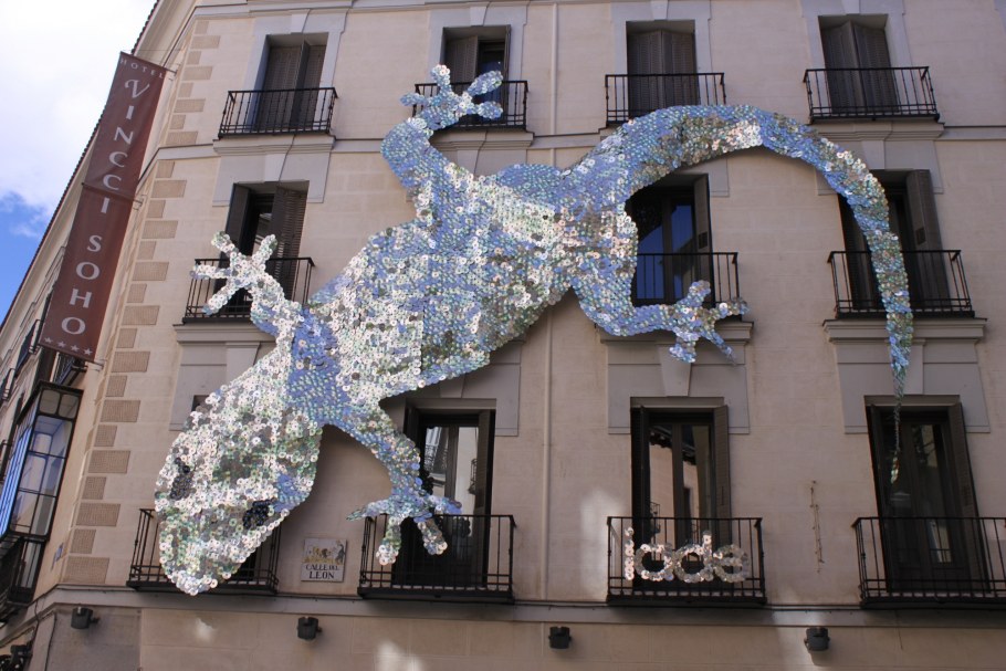 Резиноголовый Дуглас инсталляция