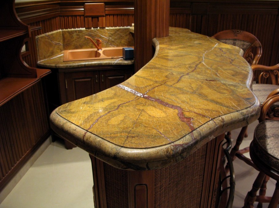 Кухонный остров из камня