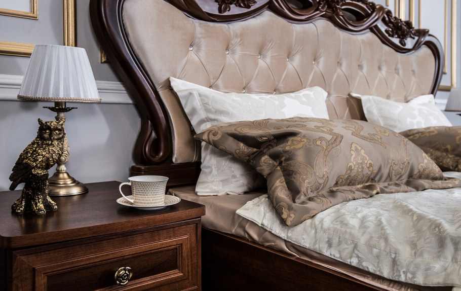 Зеркало над комодом в гостиной