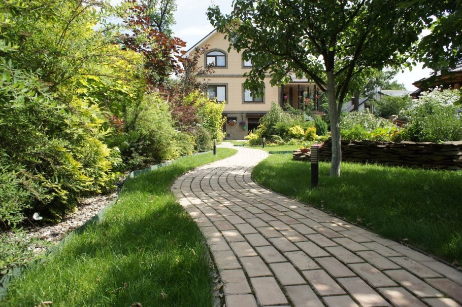 Деревянные дорожки в саду