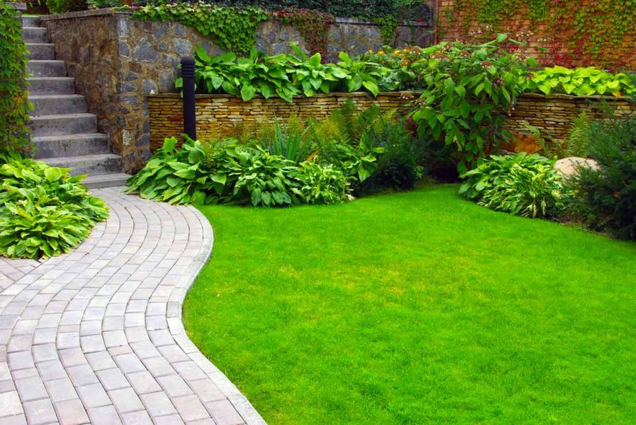 Плитняк в саду дорожки