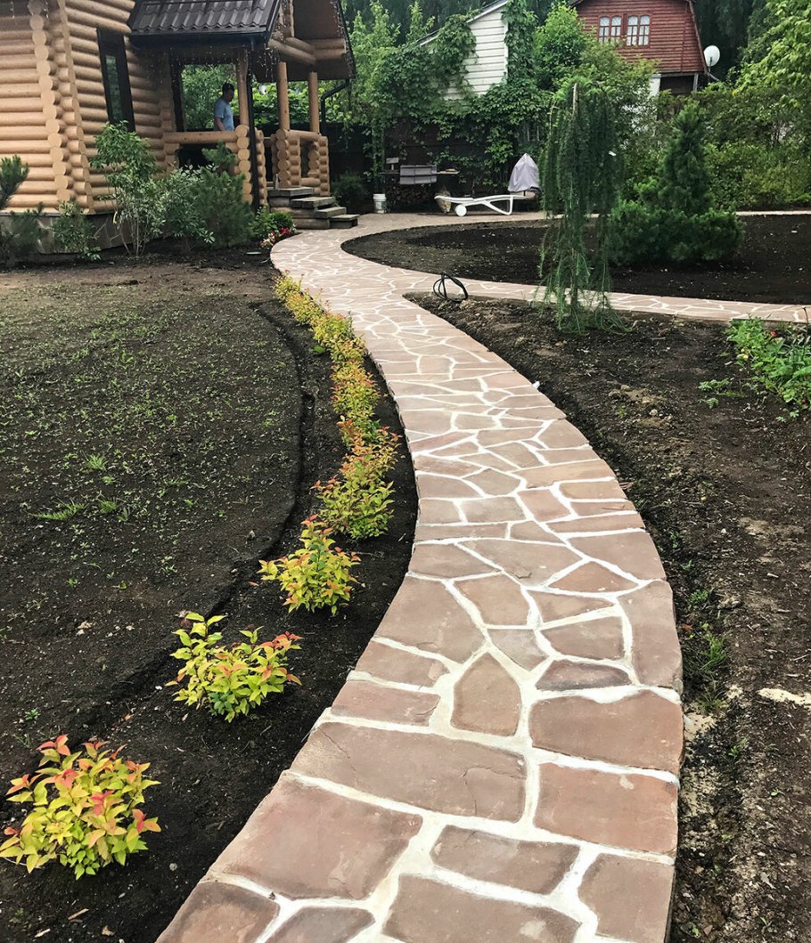 Мульчирование клумбы мраморной крошкой