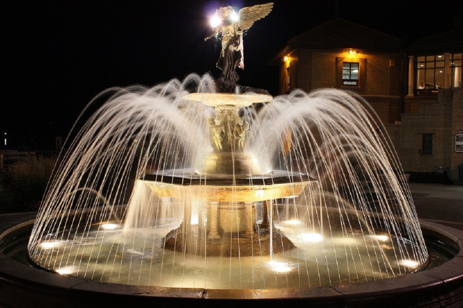 Севилья,современный фонтан