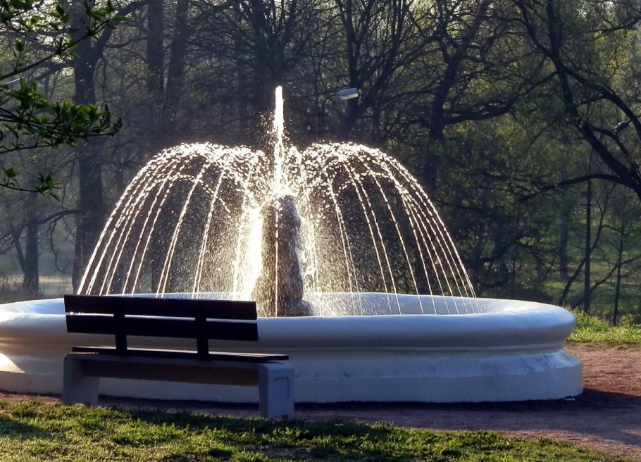 Фонтан мальчик с рыбой в Павловске