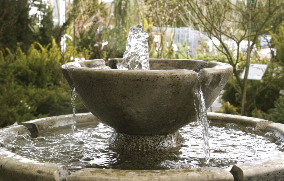 Фонтанчик в саду