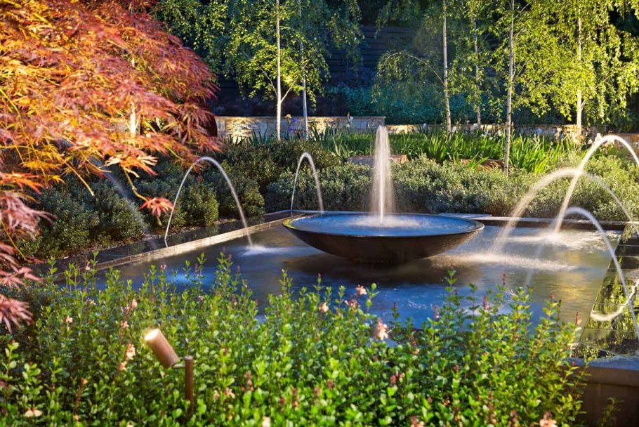 Фонтан в саду