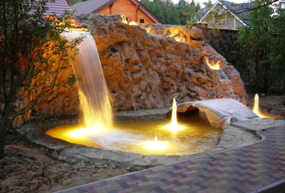 Искусственный водопад на даче