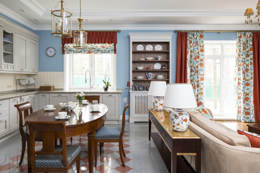 Кухня с двумя окнами