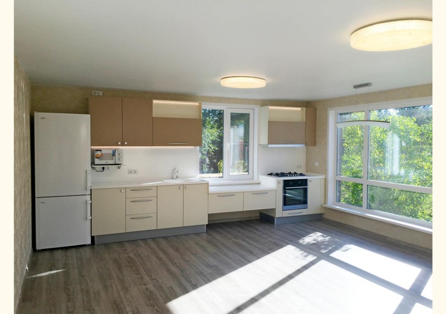 Интерьер кухни с окном