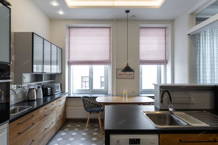 Дизайн кухни с двумя окнами на одной стене