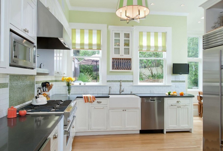 Интерьер кухни с двумя окнами