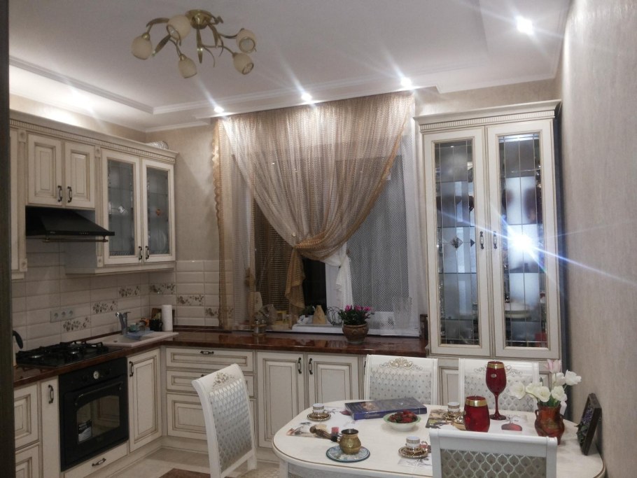 Кухня в частном доме с 2 окнами на разных стенах