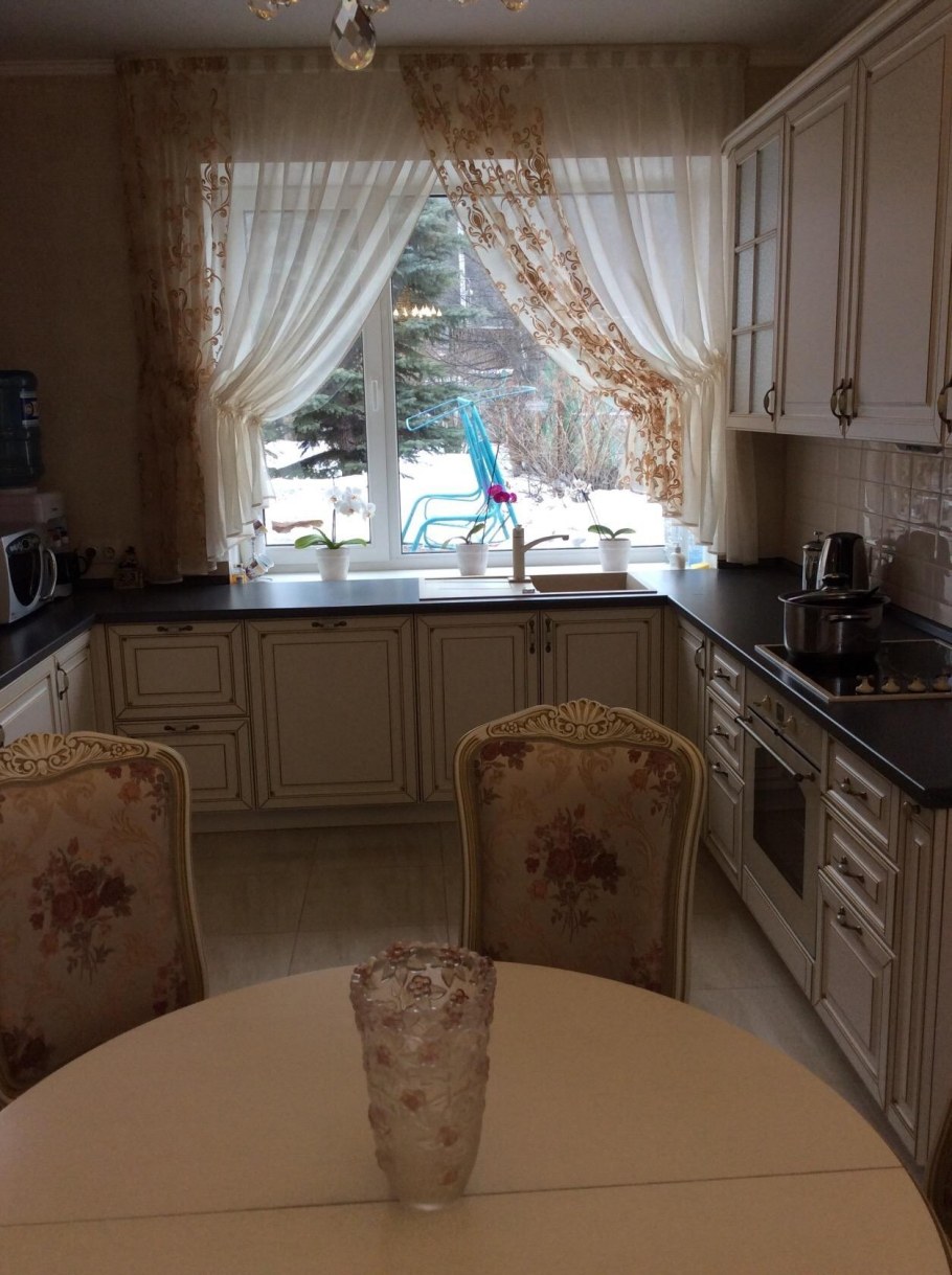 Кухня с эркером в частном доме