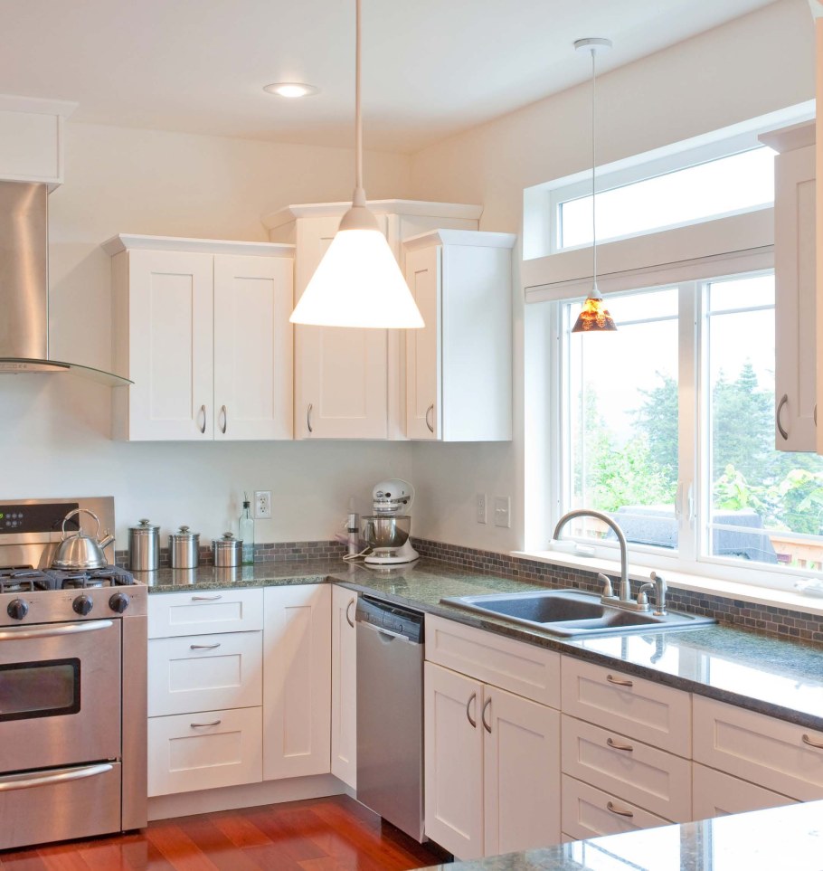 Кухня с двумя окнами