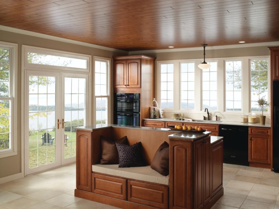 Интерьер кухни с окном