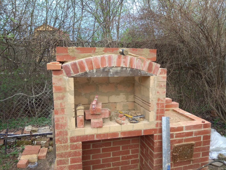 Дачный мангал из кирпича
