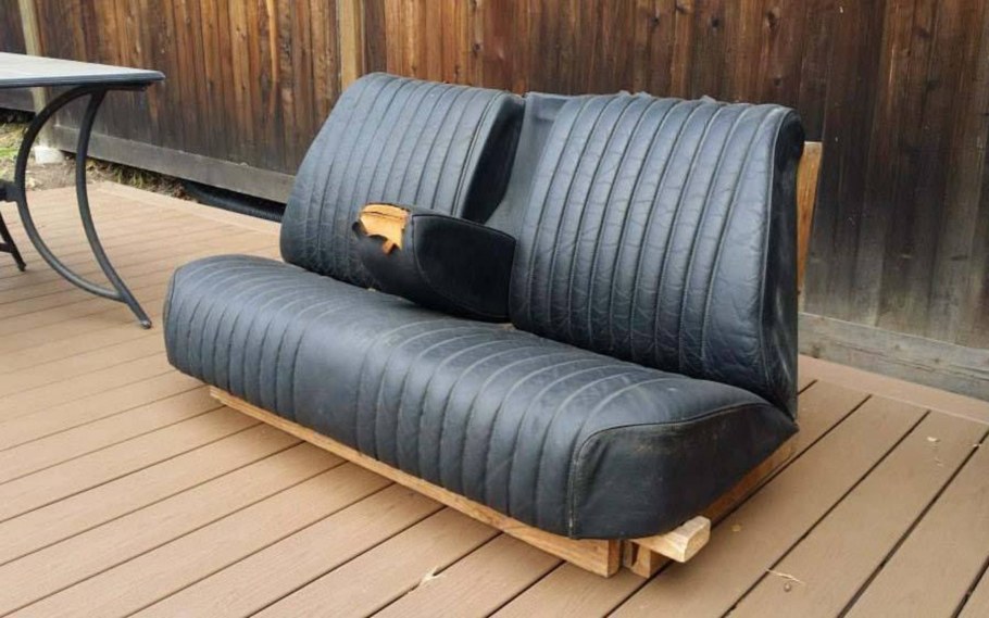 Диванчик из автомобильных сидений