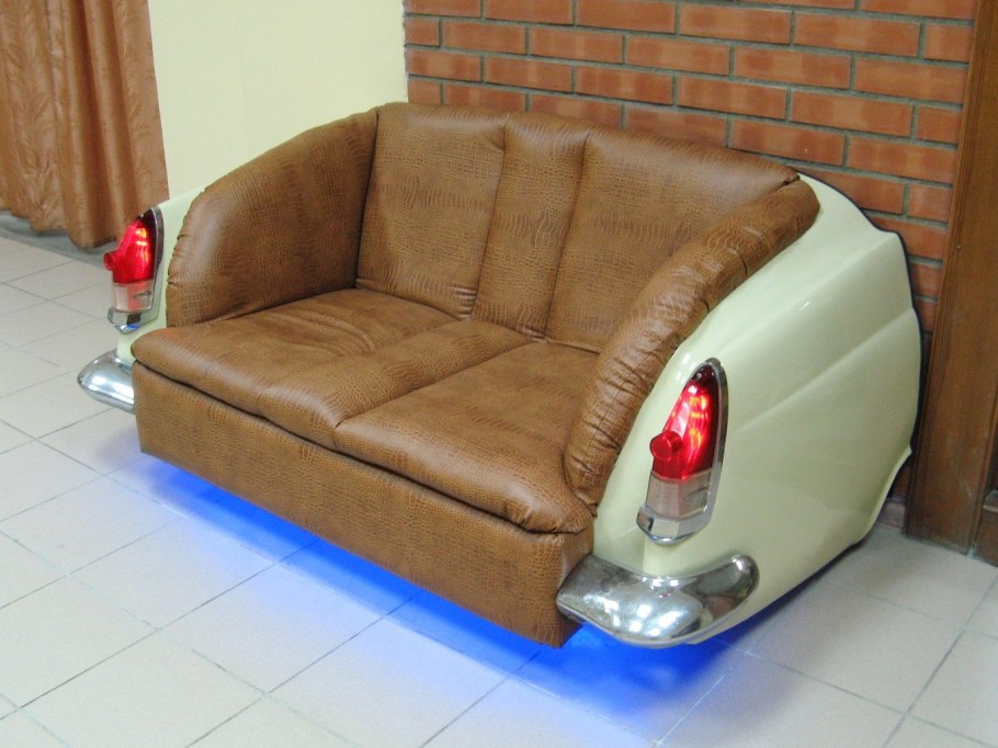 Диван из автомобильного заднего сидения