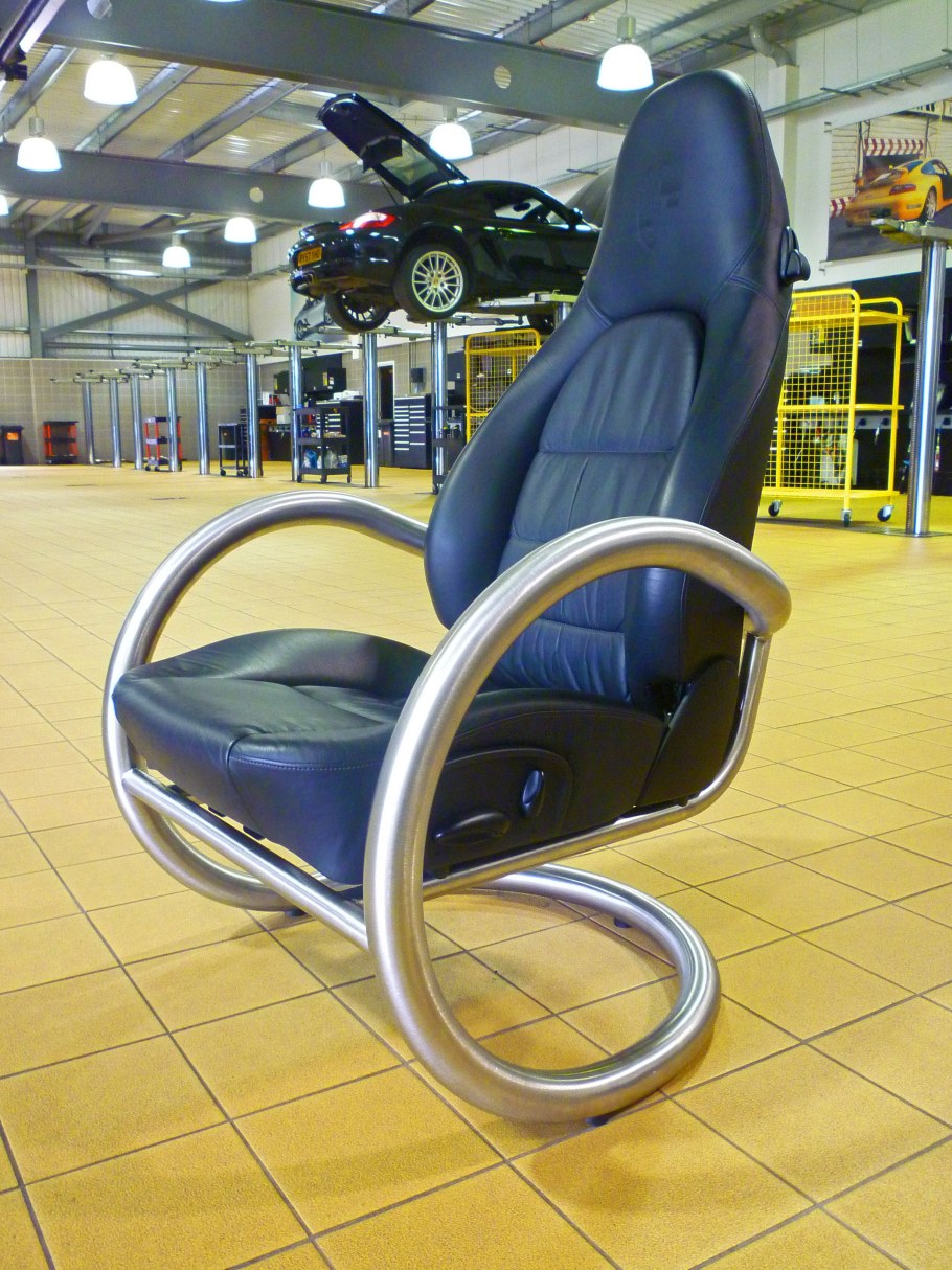 Диван из автомобильных сидений