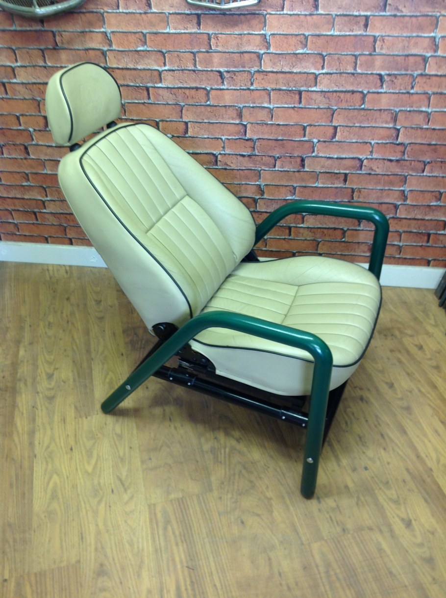 Диван из автомобильных сидений