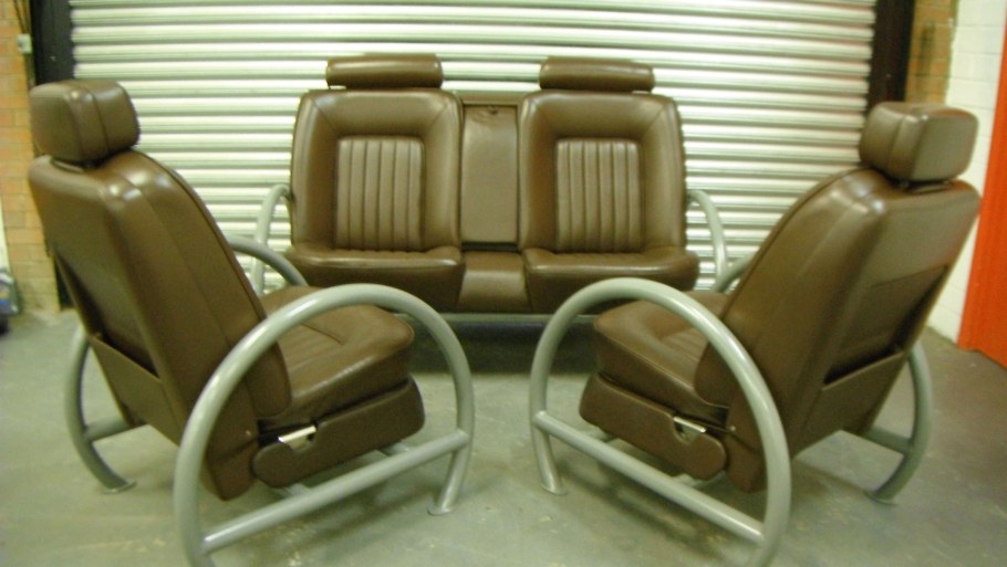 Диванчик из автомобильных сидений