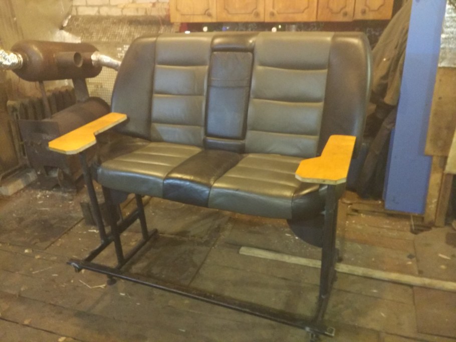 Диван из автомобильных кресел