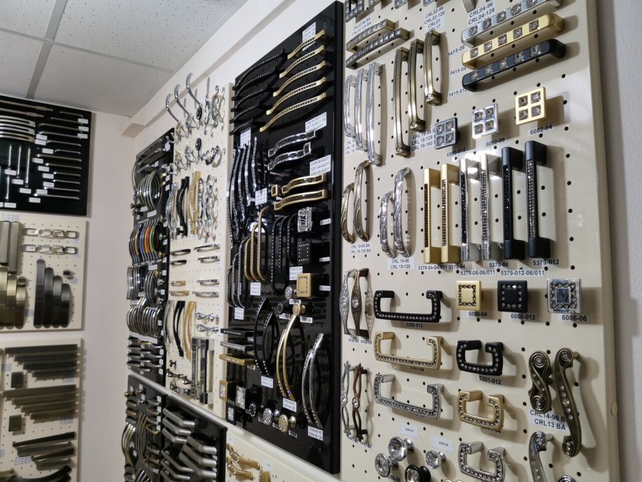 Мебельная фурнитура и комплектующие