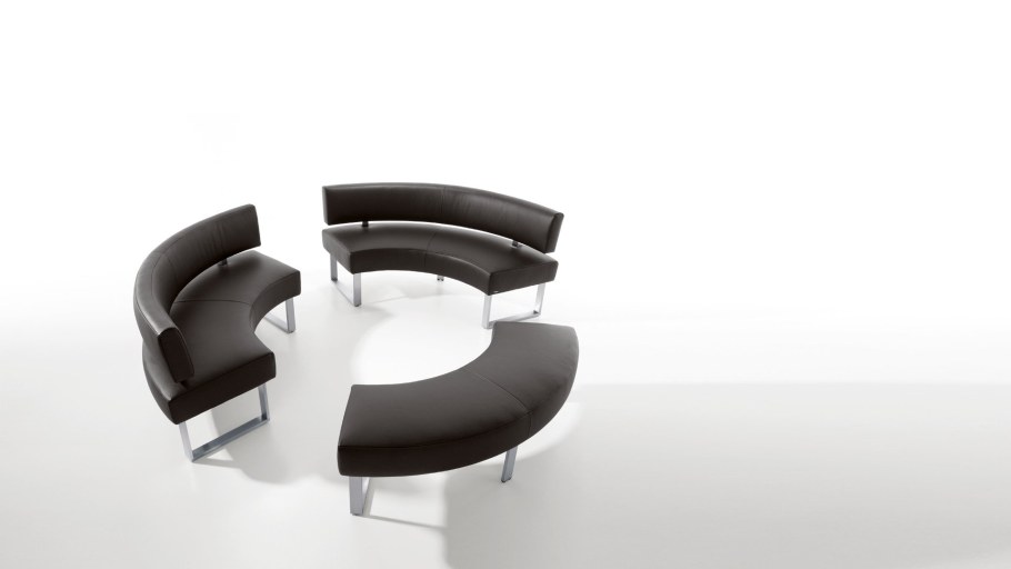 Круглый зеленый диван