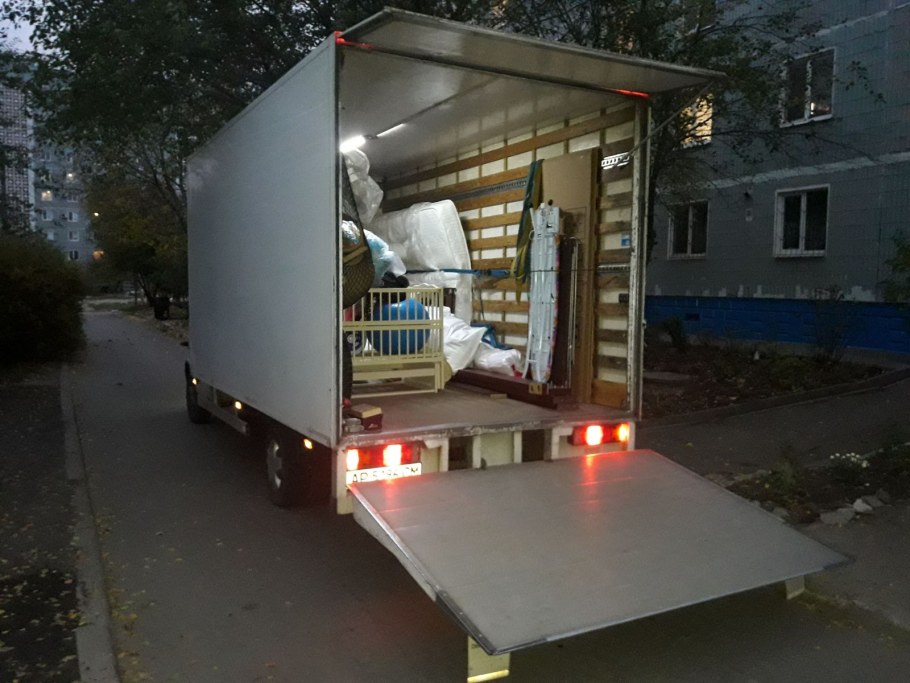 Грузчики грузят мебель