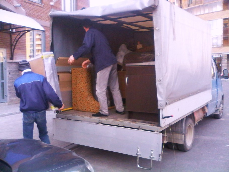 Грузовик с мебелью