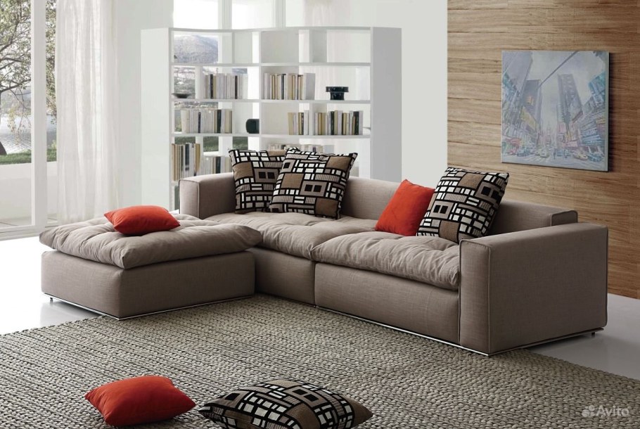 Диван красного цвета