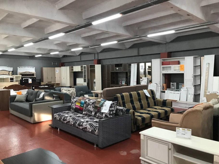 Склад мебельного магазина