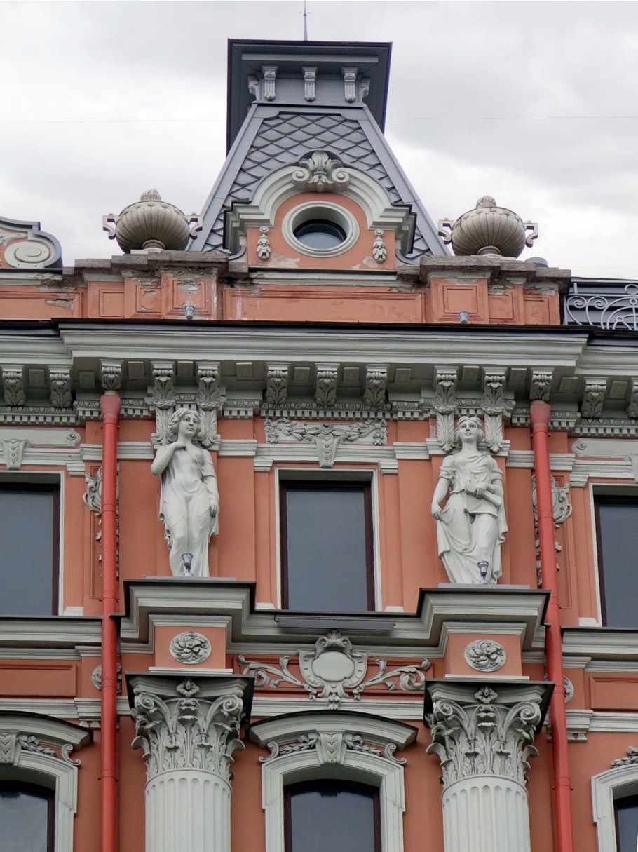 Раскрепованный фронтон в архитектуре Санкт Петербурга