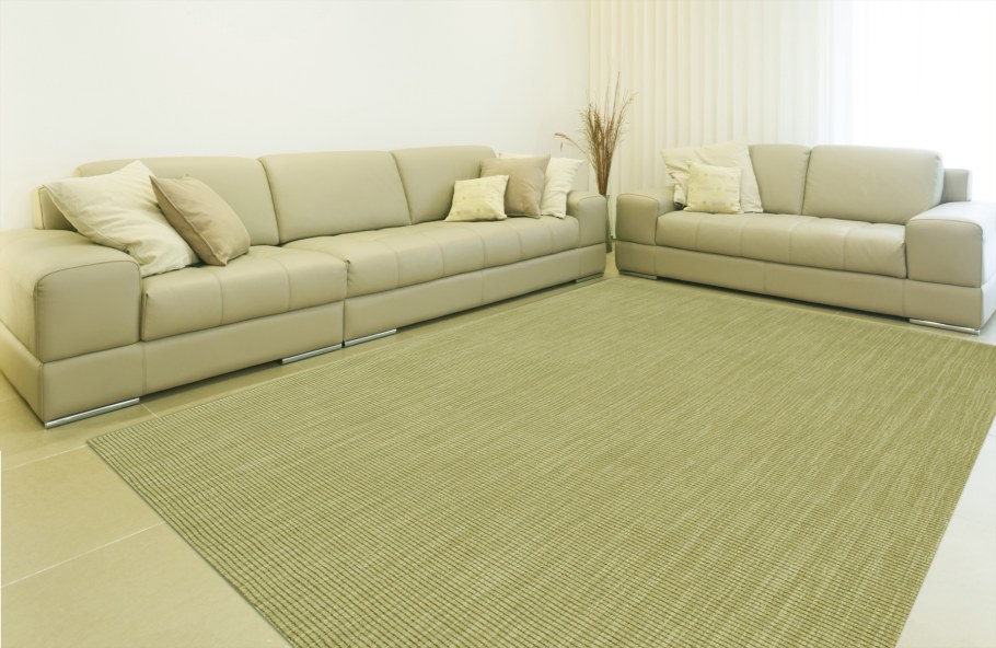 Диван со столиком в углу