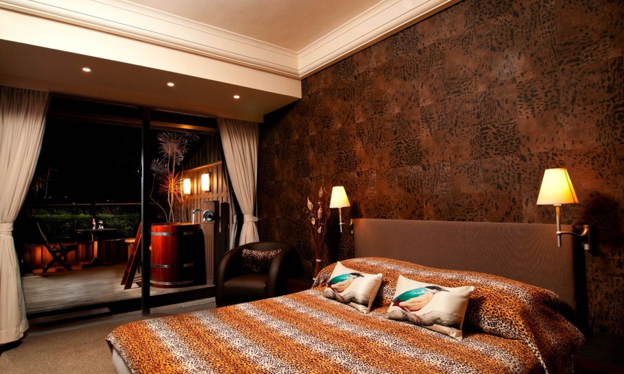 Обои под кожу в интерьере спальни
