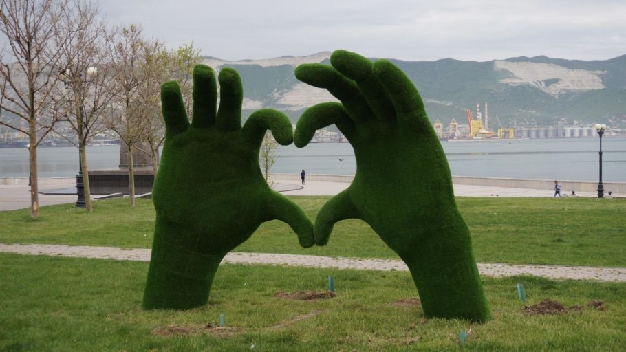 Зеленые скульптуры в Новороссийске