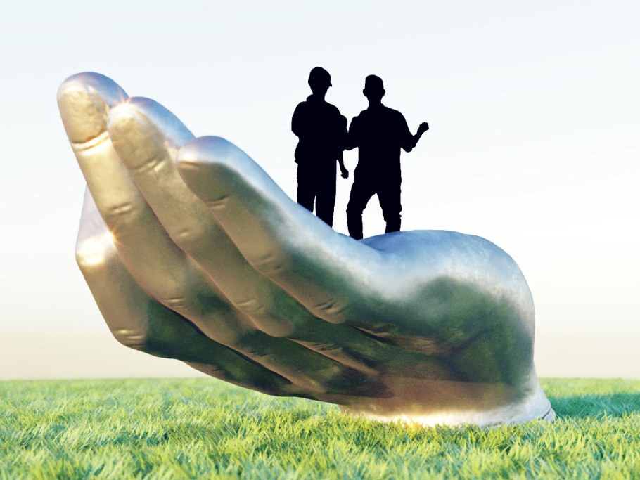 Арт объект семья в руках